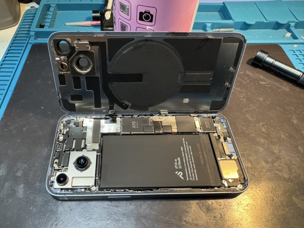 フェニックス関内2号店にてiPhone14の電池を慎重に分解交換中