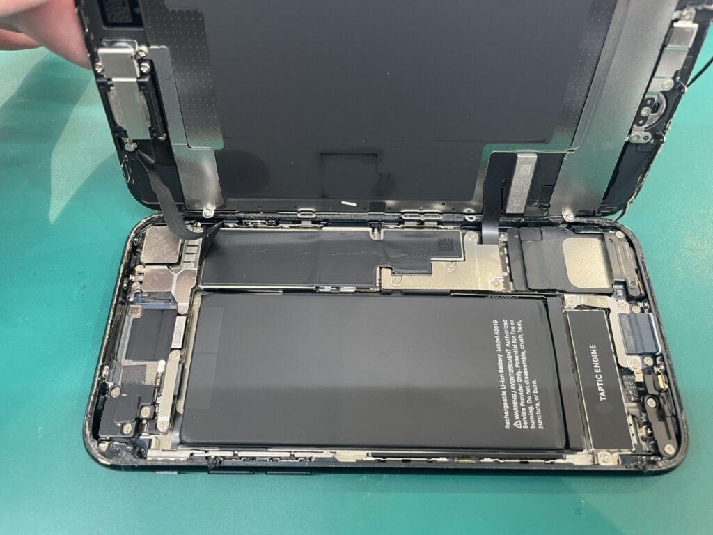 iPhoneSE(第3世代) 画面交換中 内部清掃修理 横須賀