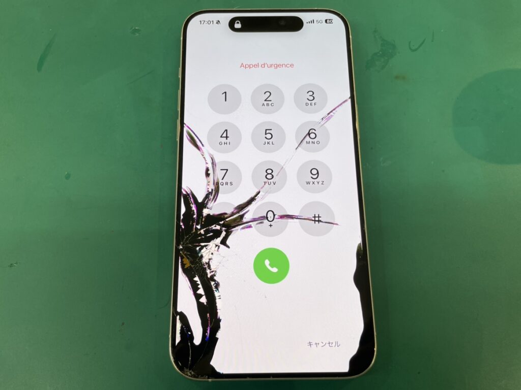落下衝撃により画面の下側に太い黒い線が発生したiPhone15ProMaxのディスプレイ状態