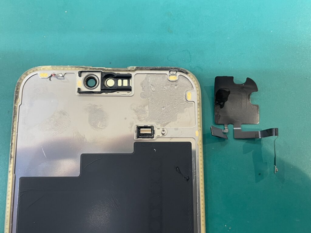 iPhone15ProMaxの画面を開封し繊細なフロントセンサー移植作業を行っている様子