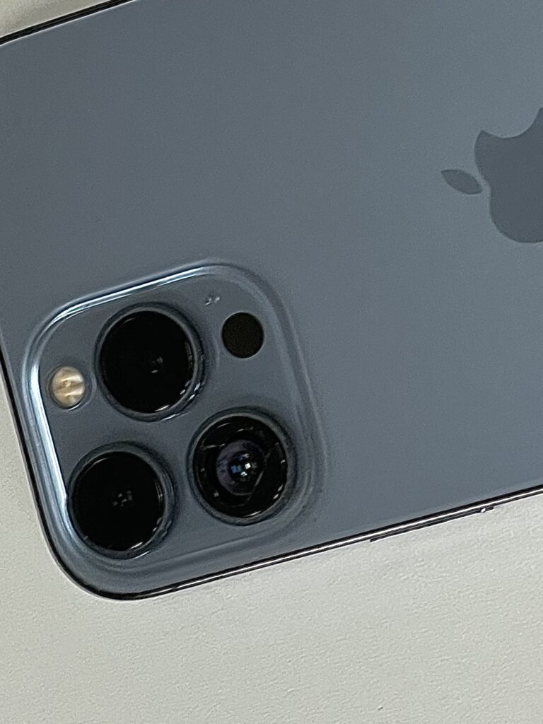 iPhone13Pro　広角カメラレンズ割れ　関内