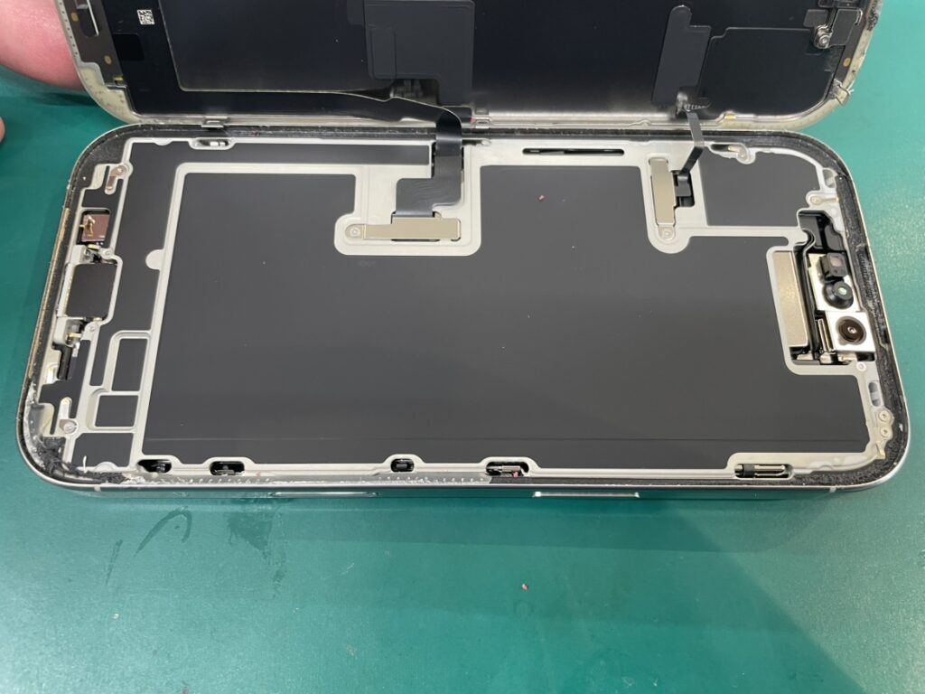フェニックス横浜関内本店の技術者がiPhone16Proのチタニウムフレームを保護しながら画面を分解している様子