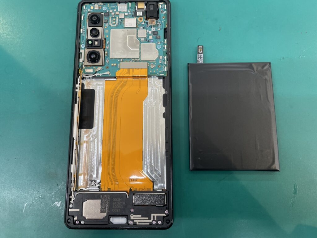 Xperia 1 IIの背面パネルを開封し内部のバッテリーが露出している状態