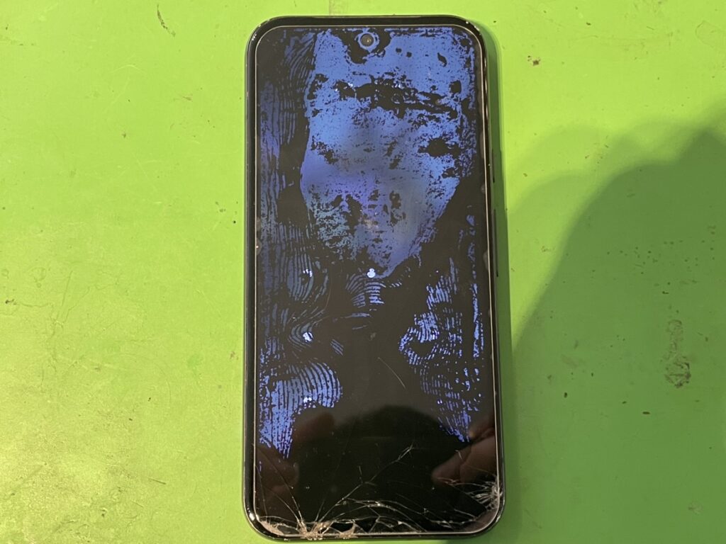画面全体に黒いシミが広がり、表示がほとんど見えなくなったPixel8aの破損状態