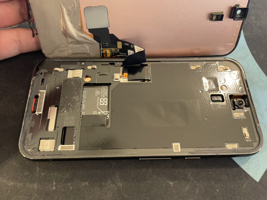 フェニックス横浜関内本店の技術者がPixel8aの内部基板を保護しながら慎重に画面を交換している様子