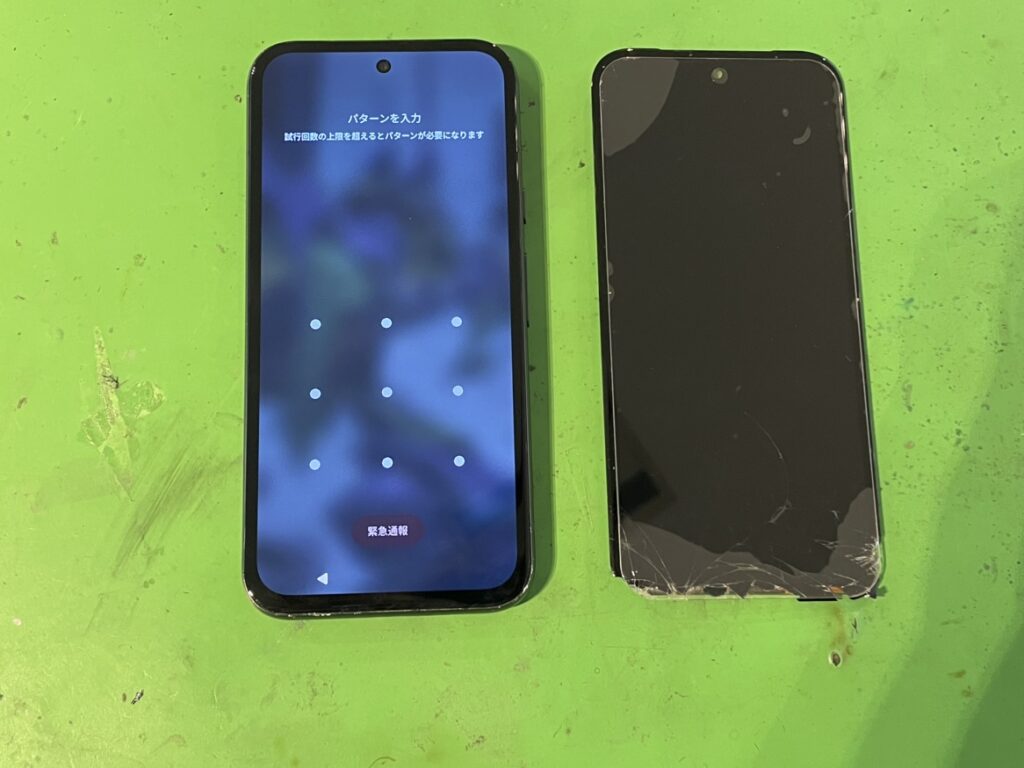 新しい液晶パネルへの交換が完了し、鮮やかな画面表示が復活したPixel8aの完成写真