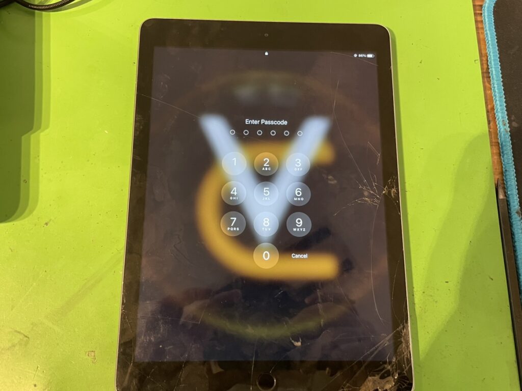 ガラスが激しく割れて破片が飛び散り操作が危険な状態のiPad第6世代
