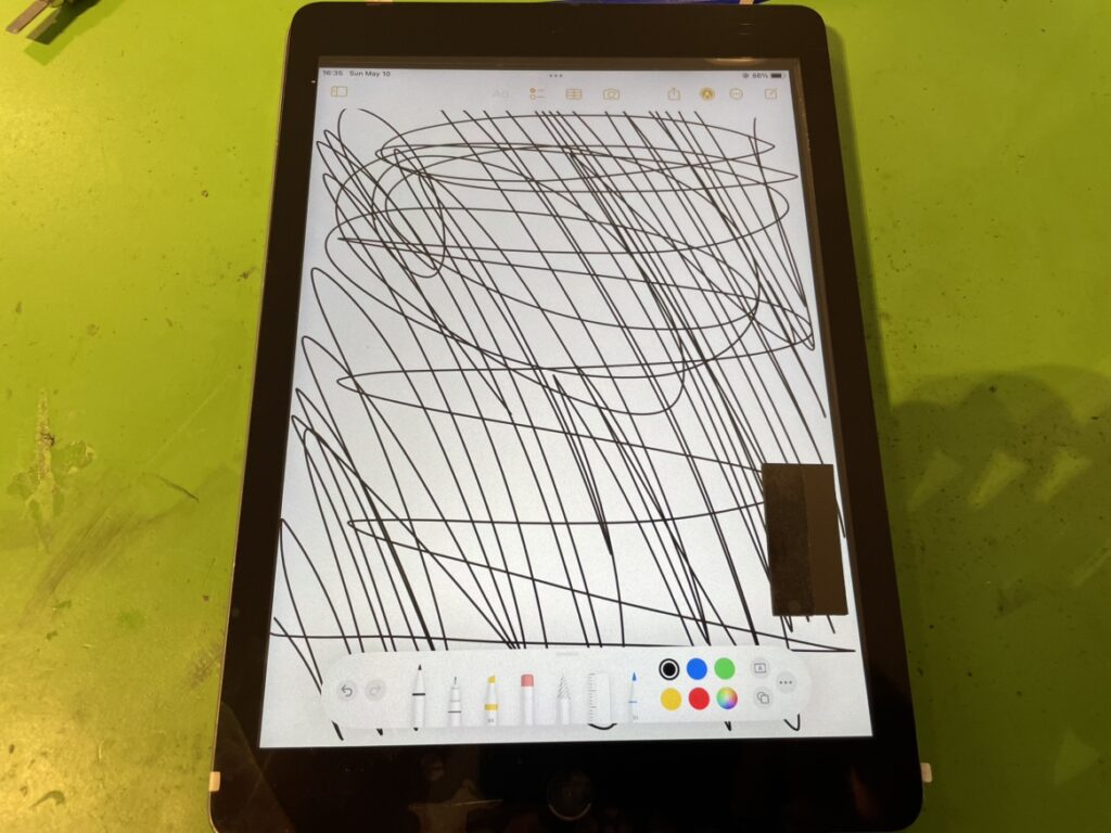 新しいガラスを仮付けしメモアプリの描画でタッチ反応をテストしているiPad第6世代