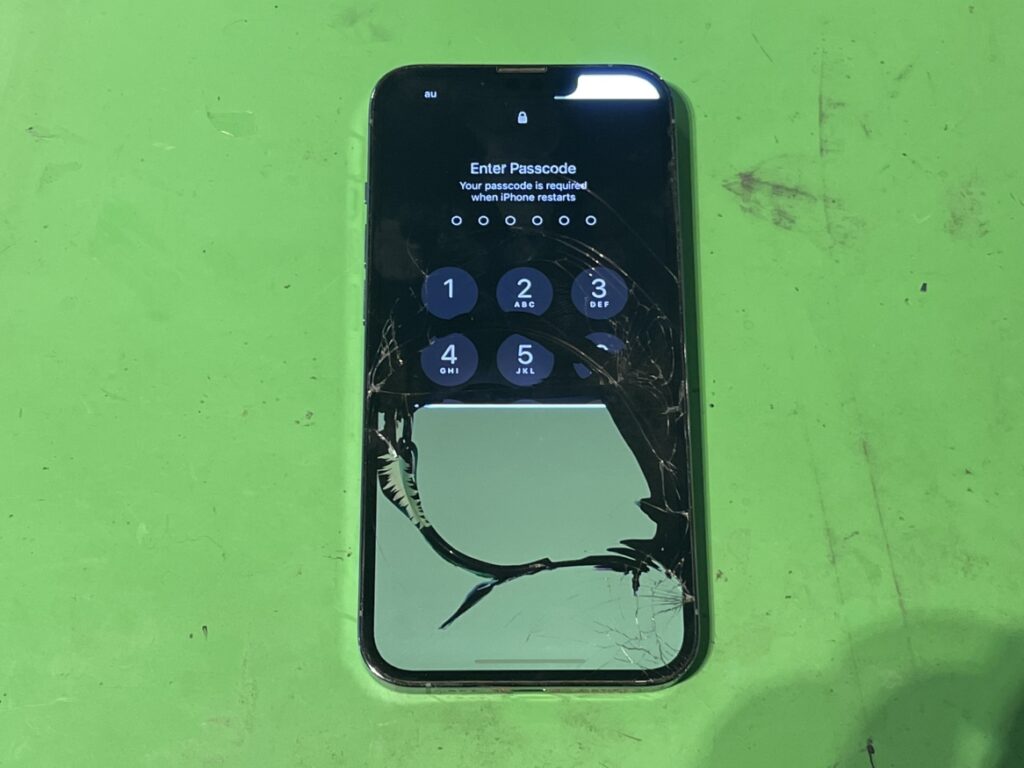 画面の下半分が真っ黒に映らなくなり、タッチ操作もバグってしまっているiPhone13Pro