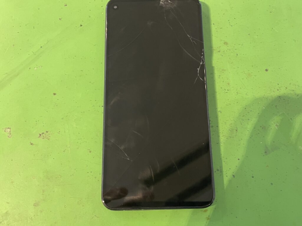 落下時の衝撃でガラスが激しく割れ、画面が完全に真っ暗になって映らないPixel5a