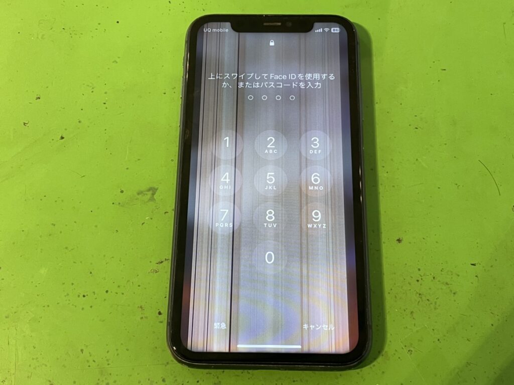 落下による液晶破損で画面全体に白い縦線が無数に入り込んでしまったiPhone11