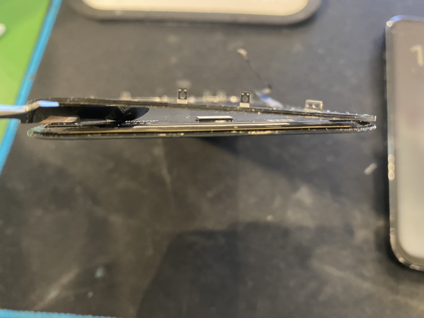 iPhone 14 Pro Max　画面剥離　横浜関内本店