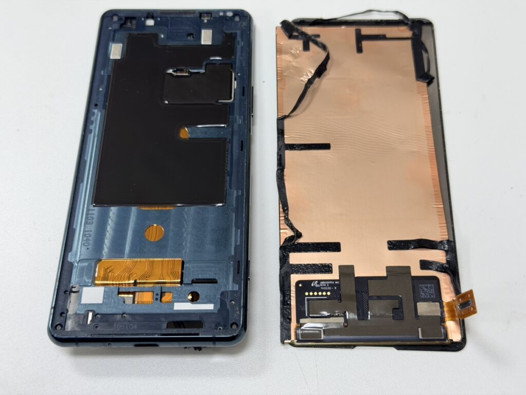 Xperia 5 IIIの背面を開き内部を分解する修理の様子。
