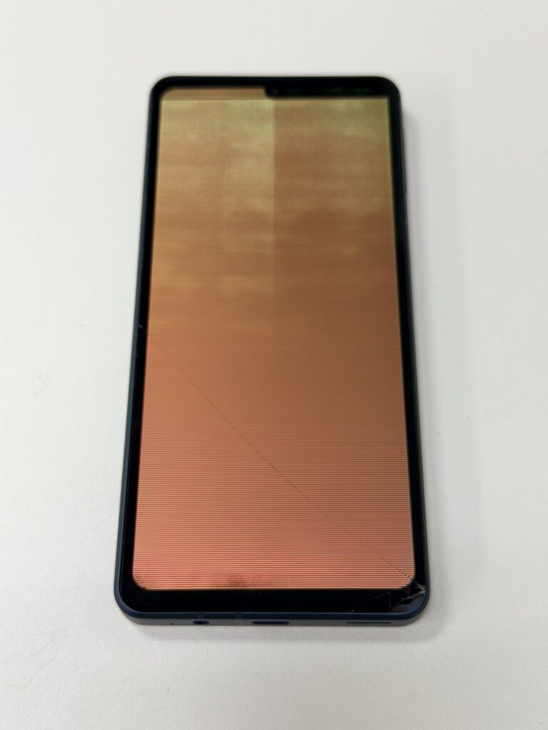 画面右下が割れて液晶がノイズ（砂嵐）状態になったAQUOS sense8。