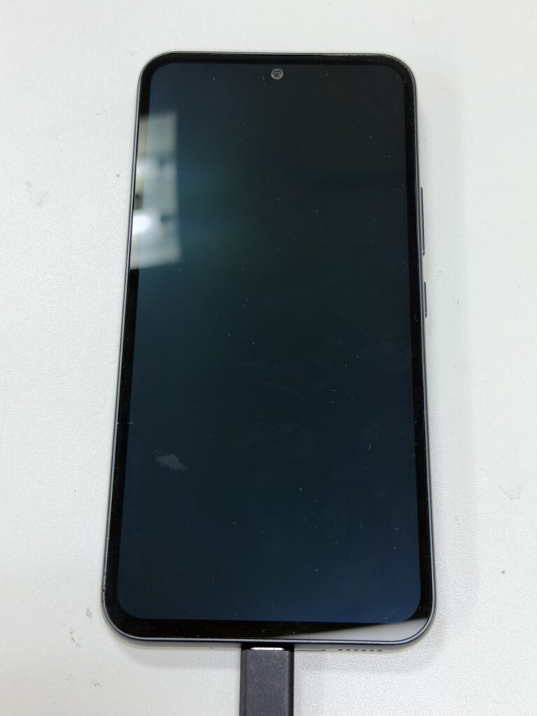 充電ケーブルを挿しても反応せず電源が落ちたGalaxy A54 5G。