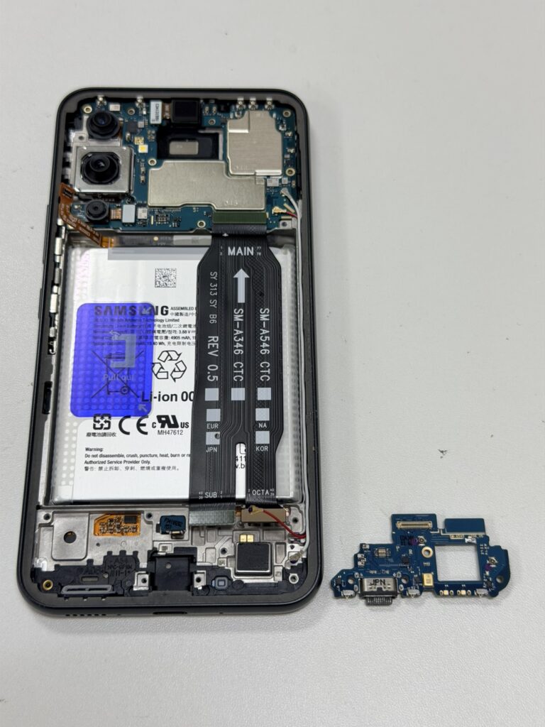 Galaxy A54 5Gの背面を開きドナー端末から充電口パーツを移植する様子。