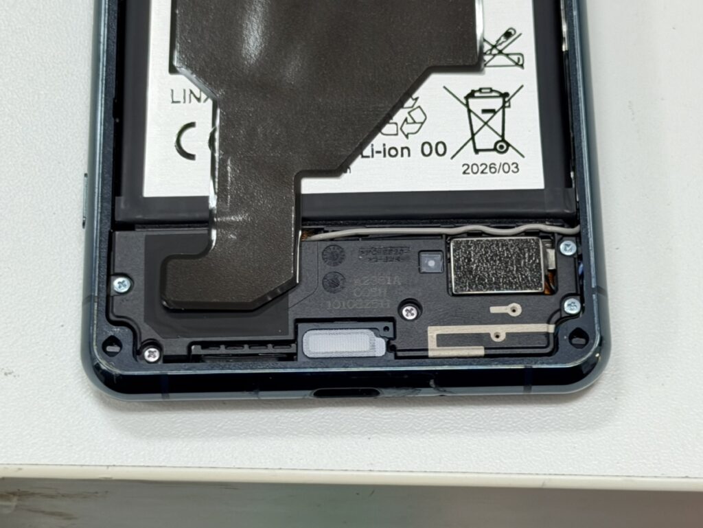 マイクが反応せず通話ができなくなったXperia 5 IIIの点検。