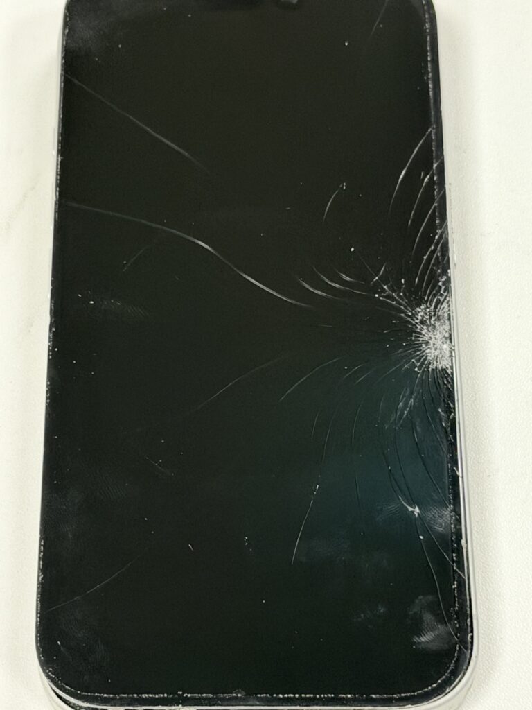 フロントガラスが激しく割れてしまった最新のiPhone 16