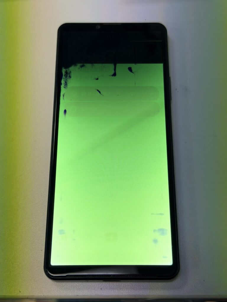液晶が表示不良を起こし、画面が乱れたXperia 10 IV。