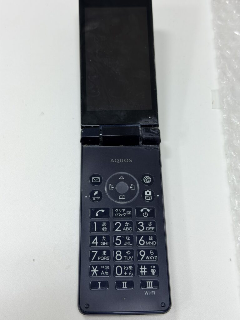 電源は入るが画面が映らないAQUOSガラケー。