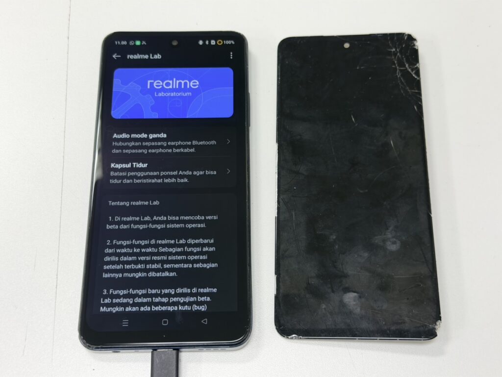 新しいパネルに交換し、正常にホーム画面が表示されたRealme C55。