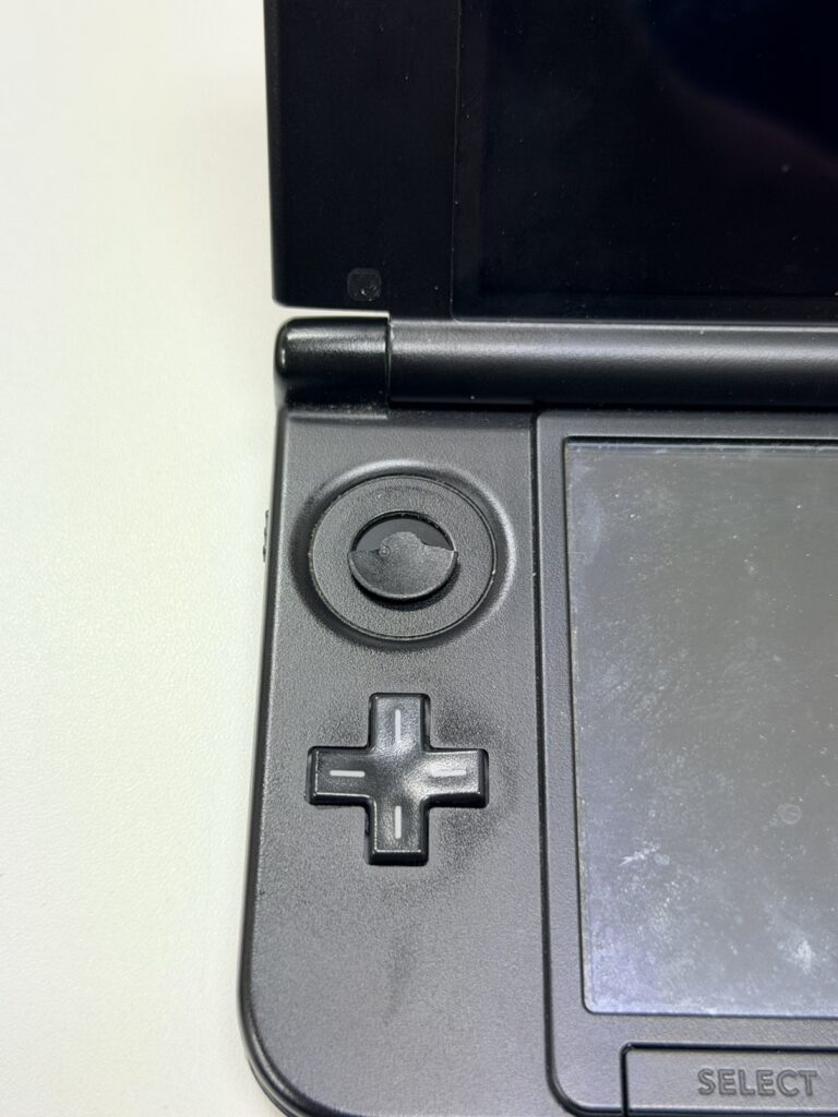 アナログスティックのゴムグリップが破損して取れてしまった3DS。