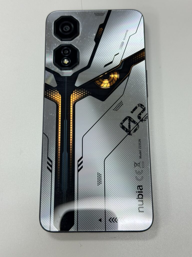 画面が割れて液晶が映らなくなったゲーミングスマホ Nubia Neo 2。