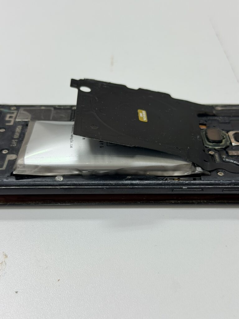バッテリー膨張によりフロントパネルが押し上げられて外れたGalaxy S9。