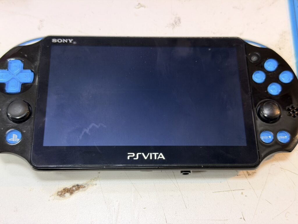 電源は入るが画面が真っ暗で映らない状態のPS Vita。