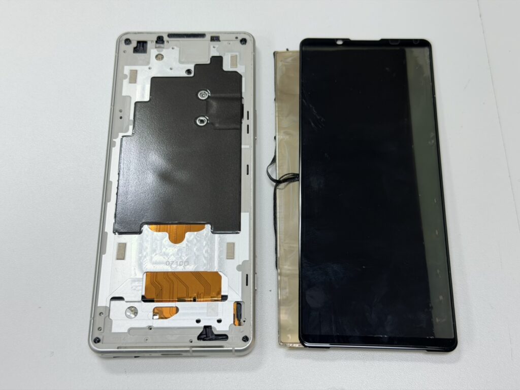 画面の右側に鮮やかな緑色の縦線が入ってしまったXperia 5 IV。