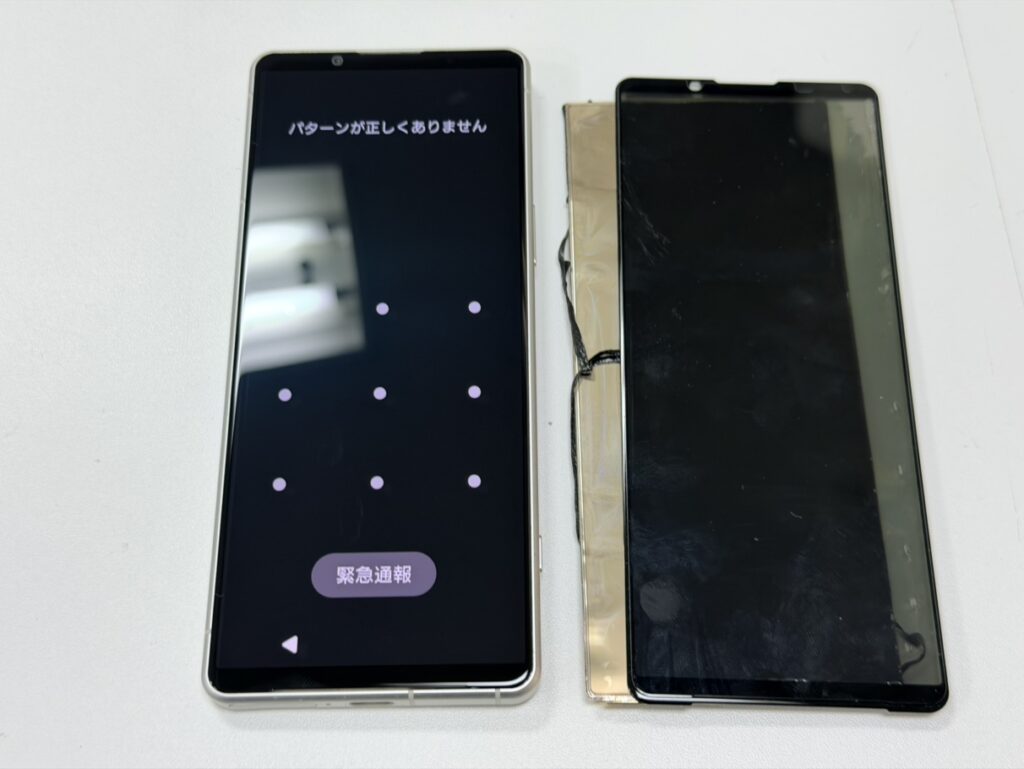 60分で画面交換が終わり、緑の線が完全に消えて美しく映るXperia 5 IV。