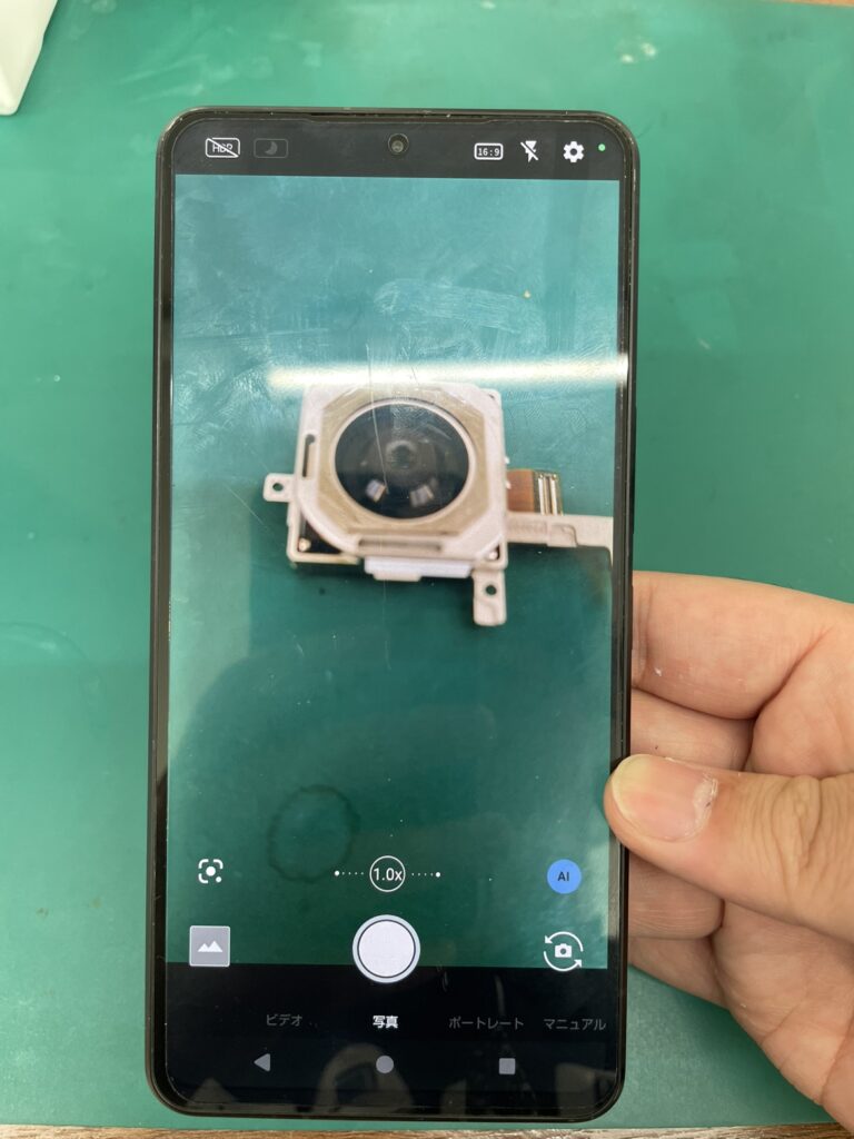 AQUOS R7の背面パネルを開封し巨大なカメラユニットと基板が露出している内部写真