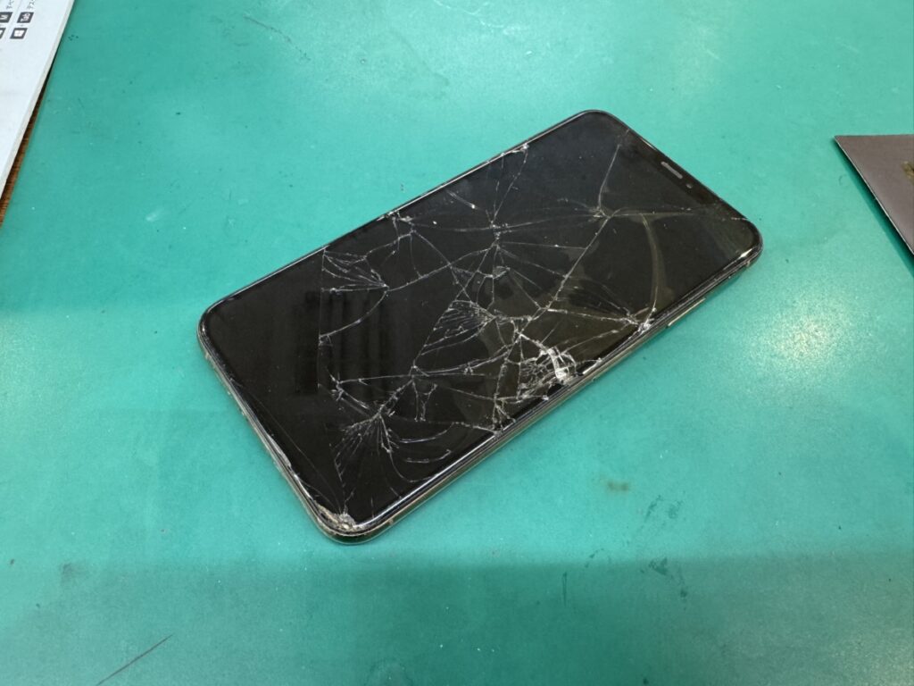 画面が激しく割れたiPhone XS Maxをフェニックスさいか屋横須賀店で受付
