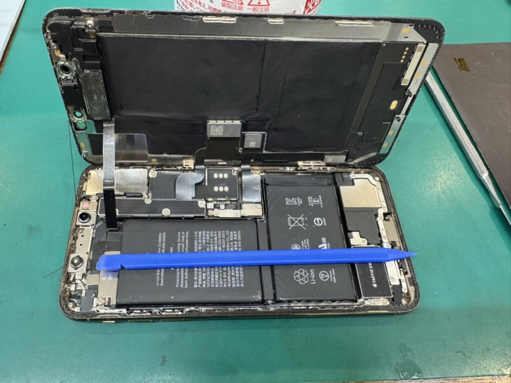 フェニックスさいか屋横須賀店にてXS Maxの画面を分解しパーツを移植する様子