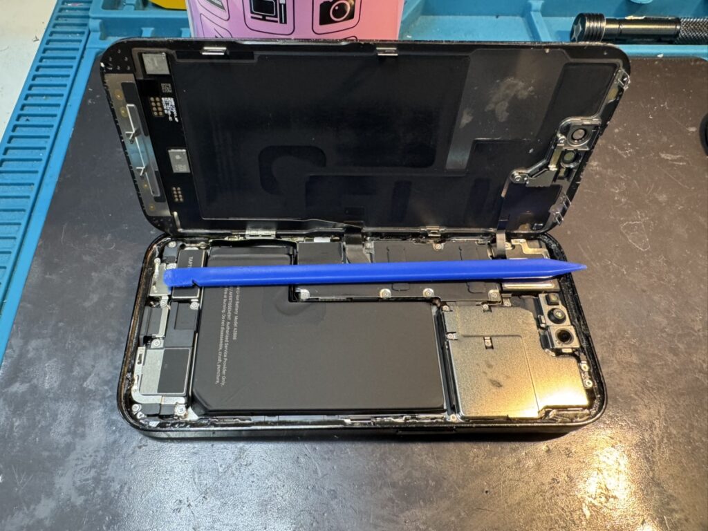 フェニックス関内2号店にてiPhone 14 Proの電池交換を行う様子