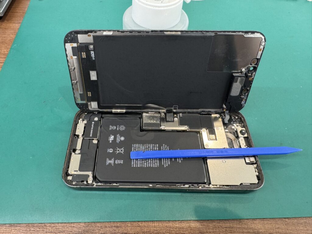 フェニックス関内2号店にてiPhone12ProMaxの電池を慎重に分解交換中