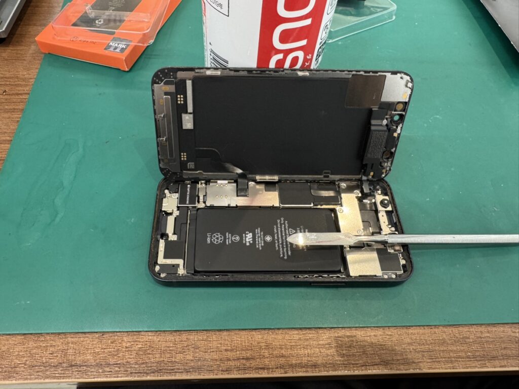 フェニックスさいか屋横須賀店にてiPhone 12 miniを慎重に分解し電池交換中
