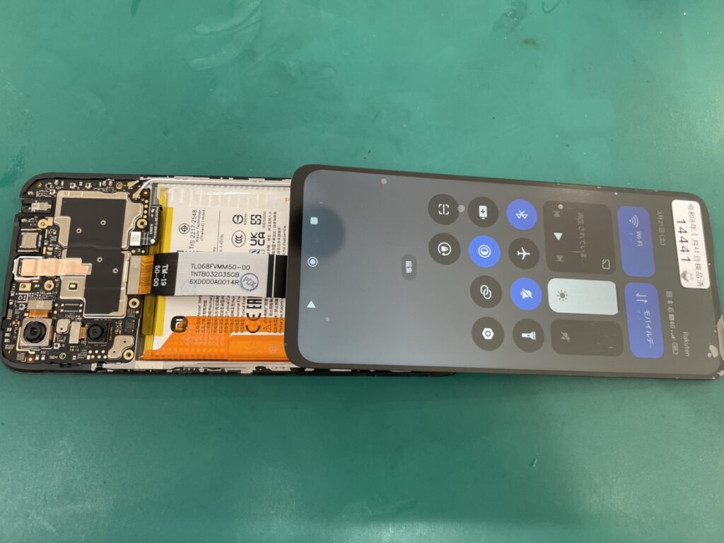 背面パネルを開封し内部基板やコネクタを慎重に分解するRedmi 12 5G
