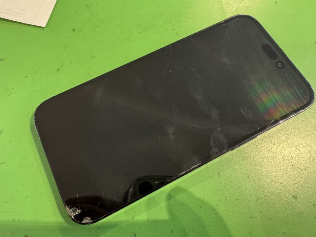横須賀の店舗で受付したガラスが激しく割れたiPhone14ProMax