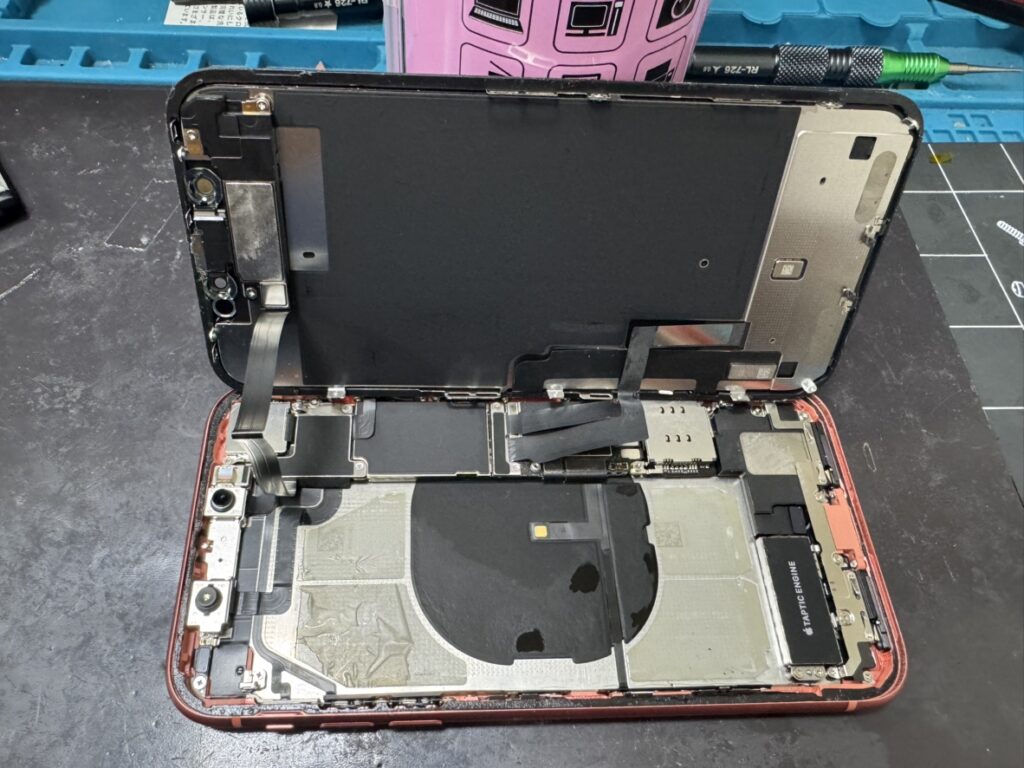 フェニックス関内2号店でiPhoneXRを分解し電池交換中