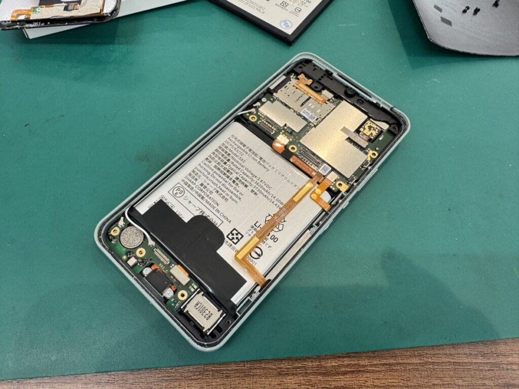 フェニックス関内2号店でAQUOS wishを分解し電池交換している様子