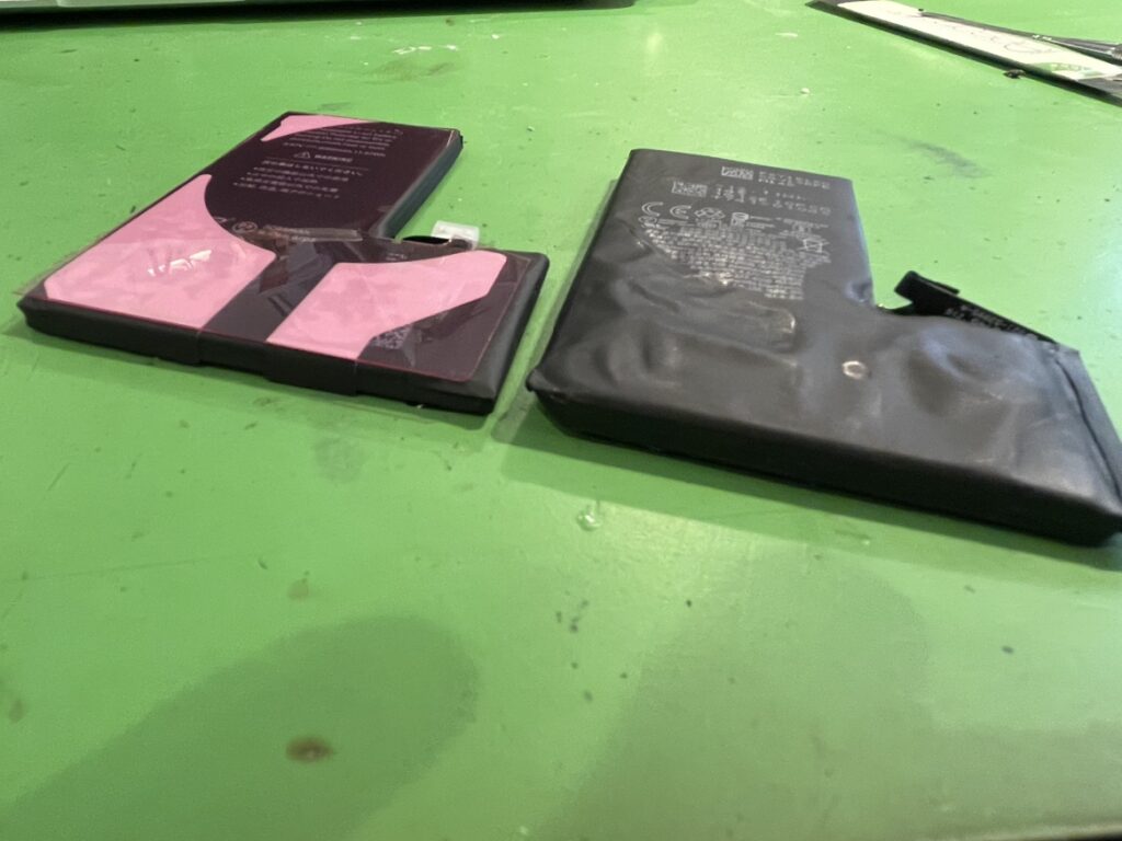 フェニックス横浜関内本店の技術者が、ガスでパンパンに膨らんだiPhone13Proのバッテリーを安全に配線から取り外している様子