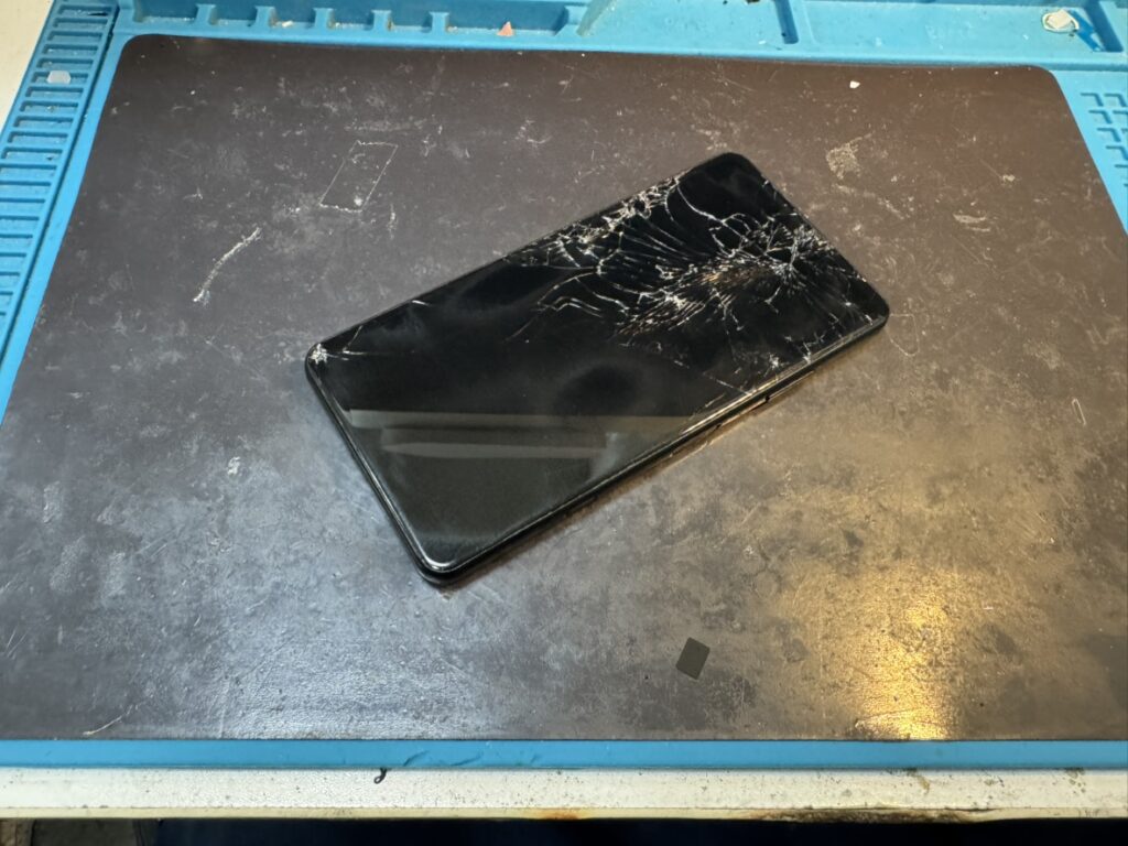 三浦市エリアから受付したガラスが激しく割れたXperia Ace Ⅱ
