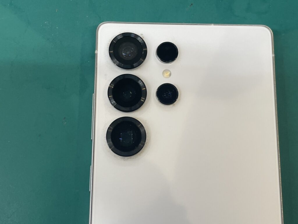 新しいカメラレンズに交換され、新品のような透明感を取り戻したGalaxyS25Ultraの背面