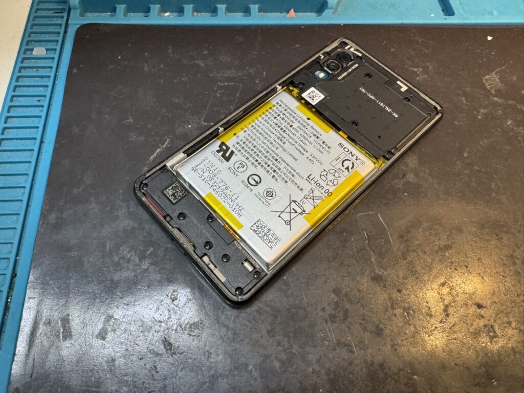 フェニックスさいか屋横須賀店でXperia Ace Ⅱを分解し画面交換中