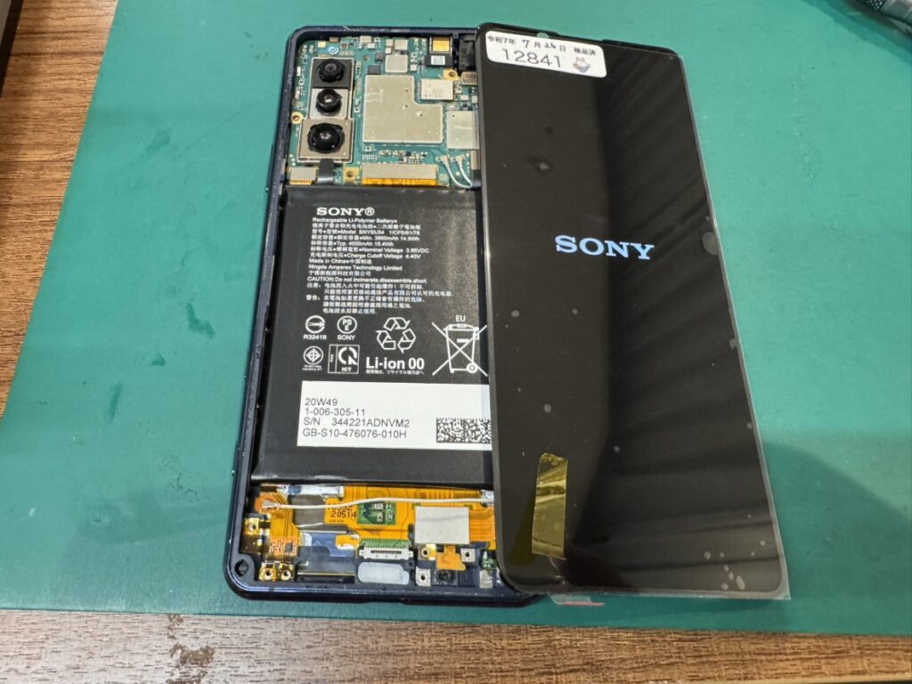 フェニックスさいか屋横須賀店でXperia 5 Ⅱを分解し画面交換中