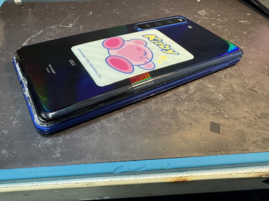 横須賀の店舗で受付したバッテリー膨張により背面が浮いたAQUOS R5G