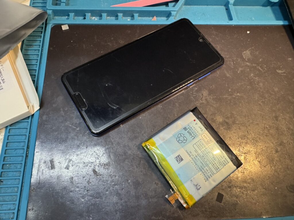 バッテリー交換を終えてカバーが隙間なく綺麗に閉じたAQUOS R5G
