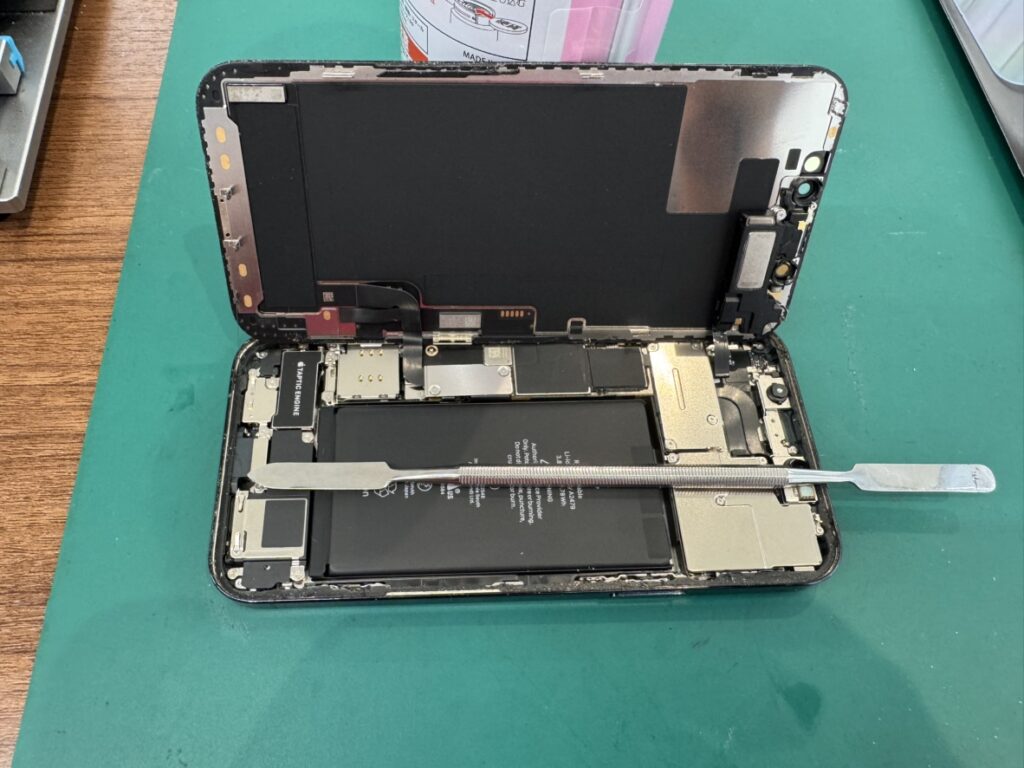 フェニックス関内2号店でiPhone 12 Proを分解しバッテリー交換中
