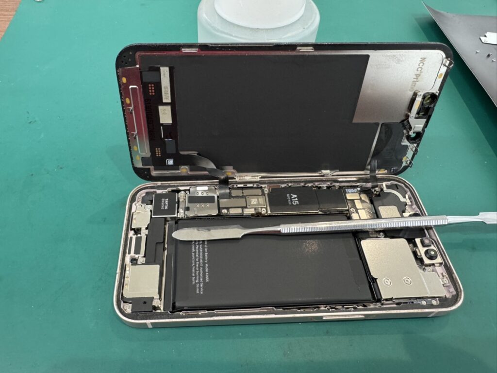 フェニックス関内2号店でiPhone 13を分解し液晶パネルを交換中